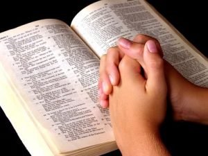 Biblia oração mãos 